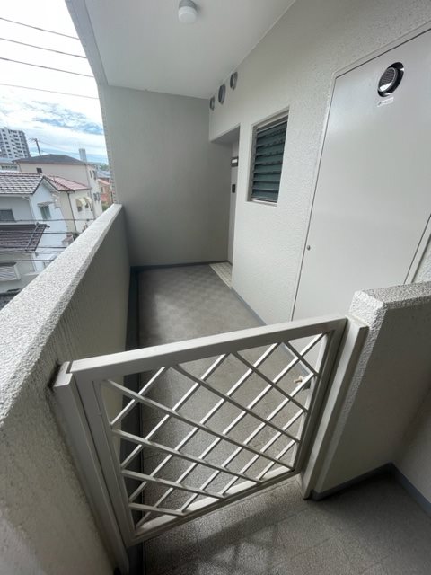 戸坂山崎CO-OPマンション プライベートポーチがあり、独立性が高い角部屋です。
