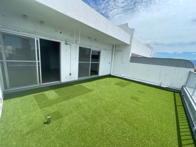 開放感のあるバルコニーに人工芝を施工し開放感と独自性を演出しています!