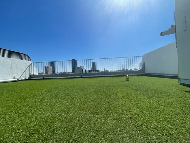 シャトーブラン  人工芝を敷いていますので裸足のままで開放感をお楽しみいただけます！