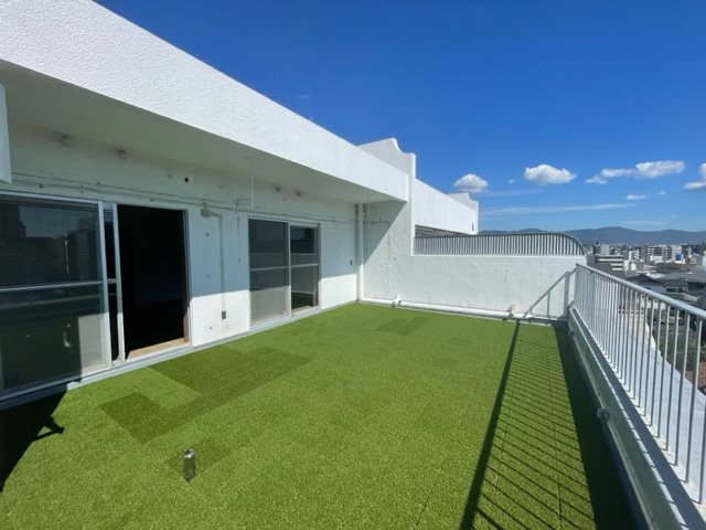 シャトーブラン  最上階なので周りの目線を気にすることなくバルコニーでくつろげます！