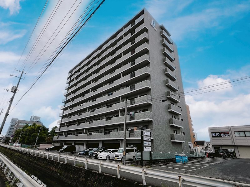 鉄筋コンクリート11階建て、総戸数60戸のマンションです