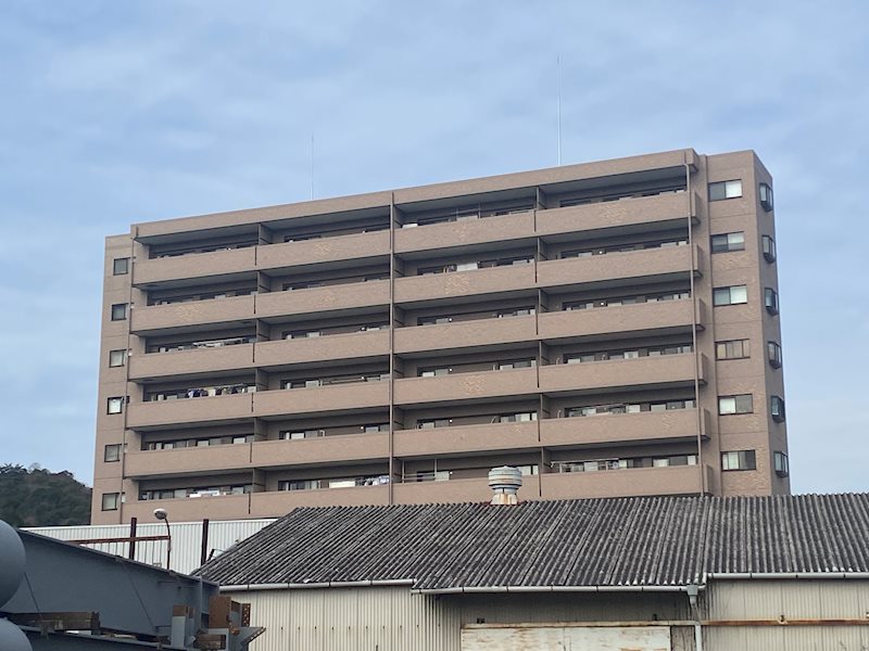 最上階で眺望も良好なお部屋です。JR「仁方」駅や教育施設も周辺にございます♪