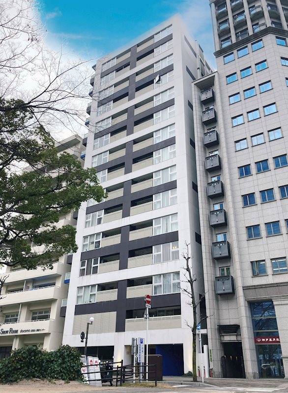 平和大通り沿いの高級感あるマンションです。