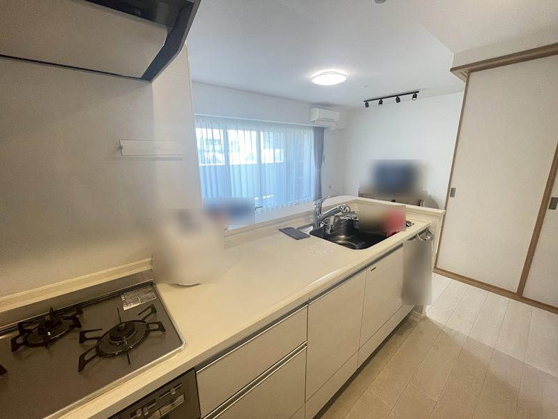 ポレスター西古松レジデンス 手入れの簡単なホーローキッチンパネルや人造大理石の天板、マグネット式小物掛けなど料理が楽しくなります