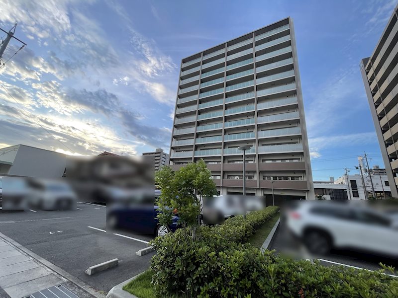 ポレスター西古松レジデンス 建物南側に平面駐車場を設けておりますので陽当たりも良好です！